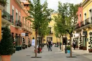 La Roca Village: Chic Outlet Shopping